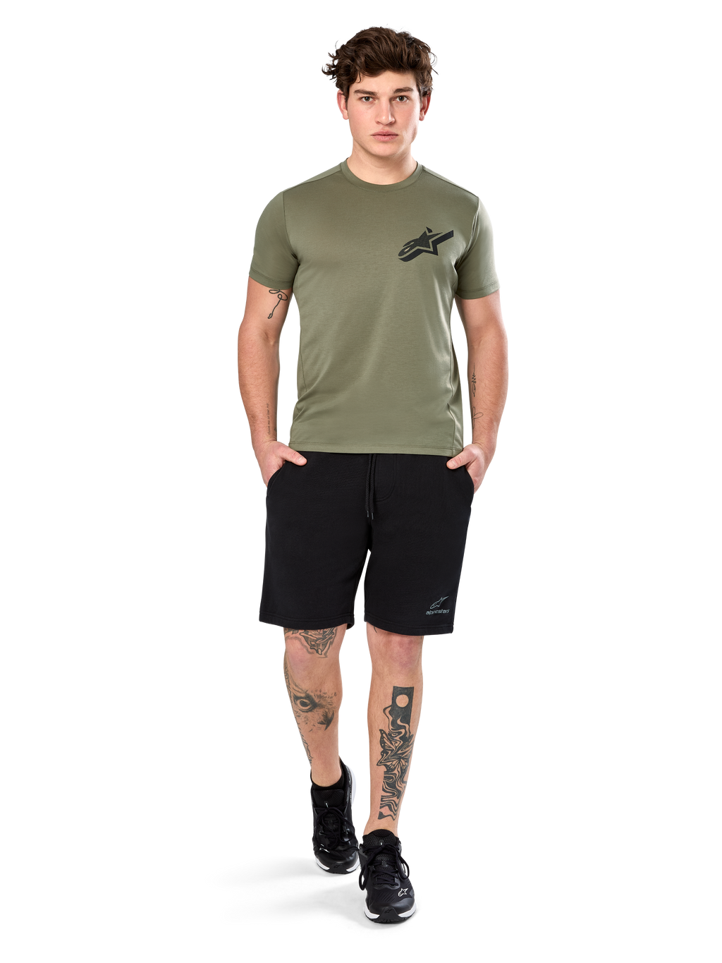 Alpinestars Attrition Performance Tee, T-shirt met korte mouwen, lichtgroen, met een zwart Astars-logo op de borst, gedragen met een zwarte sportshort en zwarte sneakers, casual performance sportswear lifestyle-foto