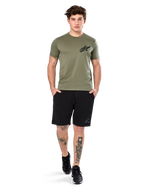 Alpinestars Attrition Performance Tee, T-shirt met korte mouwen, lichtgroen, met een zwart Astars-logo op de borst, gedragen met een zwarte sportshort en zwarte sneakers, casual performance sportswear lifestyle-foto