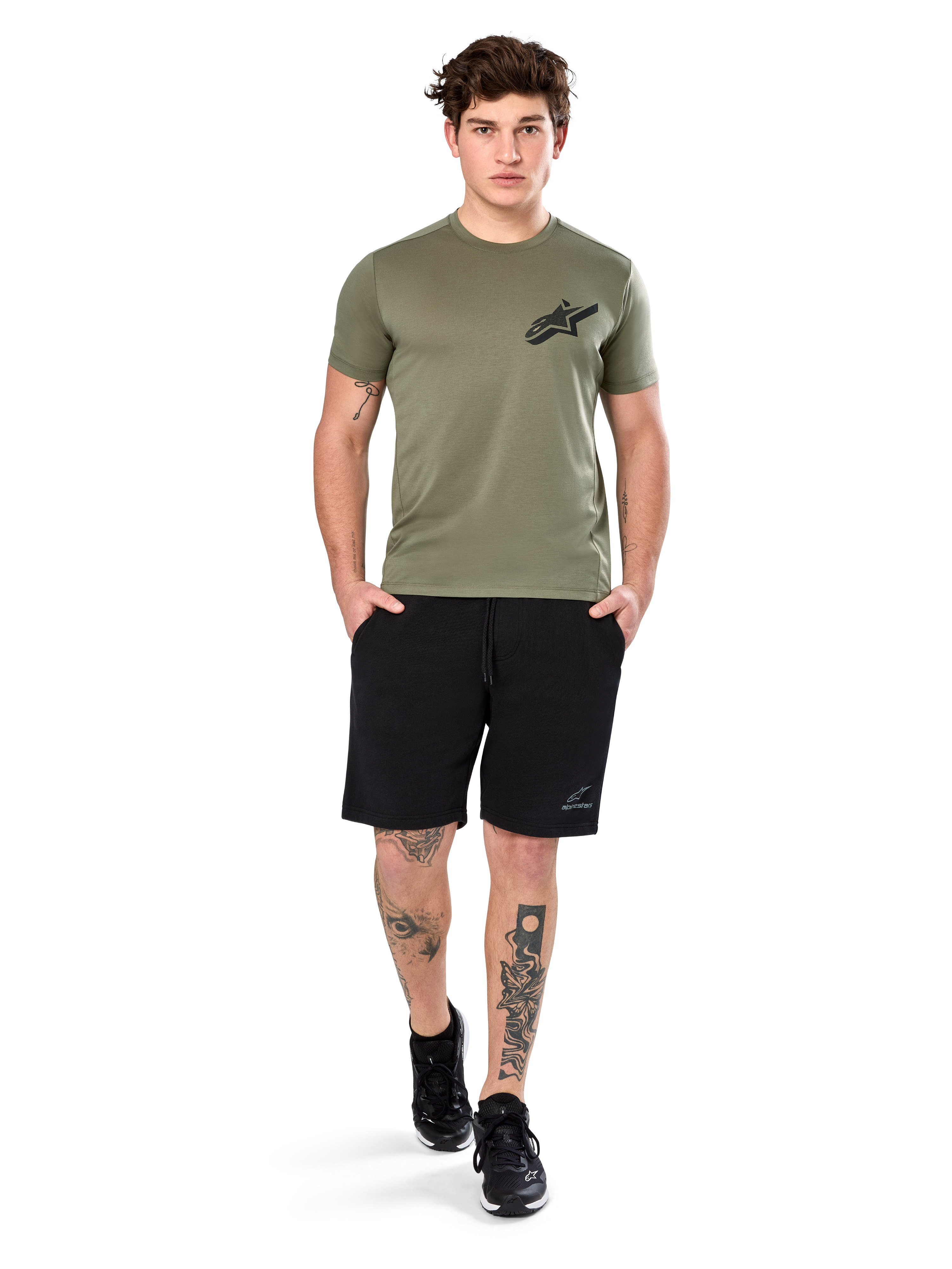 Alpinestars Attrition Performance Tee, T-shirt met korte mouwen, lichtgroen, met een zwart Astars-logo op de borst, gedragen met een zwarte sportshort en zwarte sneakers, casual performance sportswear lifestyle-foto