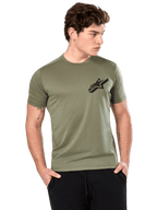 Alpinestars Attrition Performance Tee, T-shirt met korte mouwen, lichtgroen, zwart Astars-logo op de borst, gedragen door model met zwarte broek, casual performance sportkleding