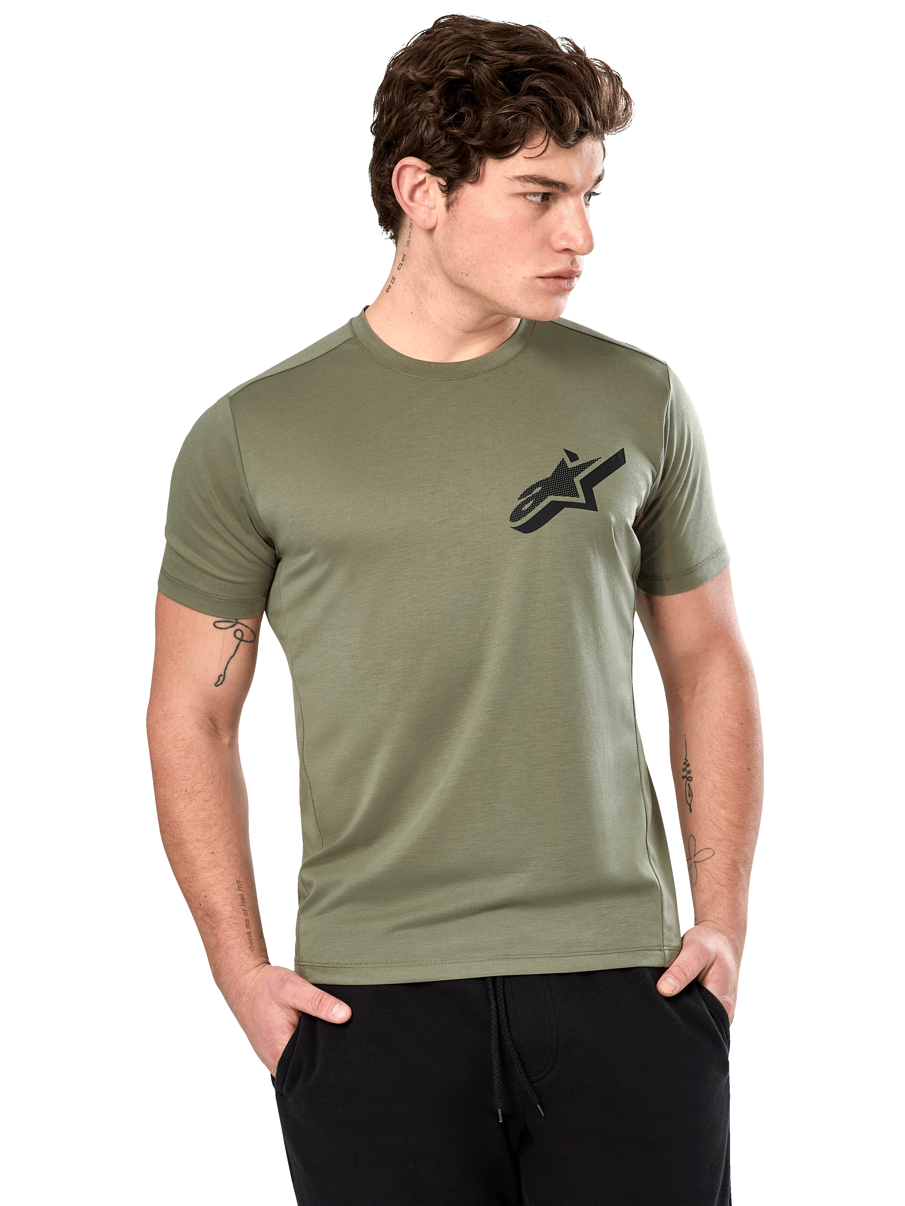 Alpinestars Attrition Performance Tee, T-shirt met korte mouwen, lichtgroen, zwart Astars-logo op de borst, gedragen door model met zwarte broek, casual performance sportkleding