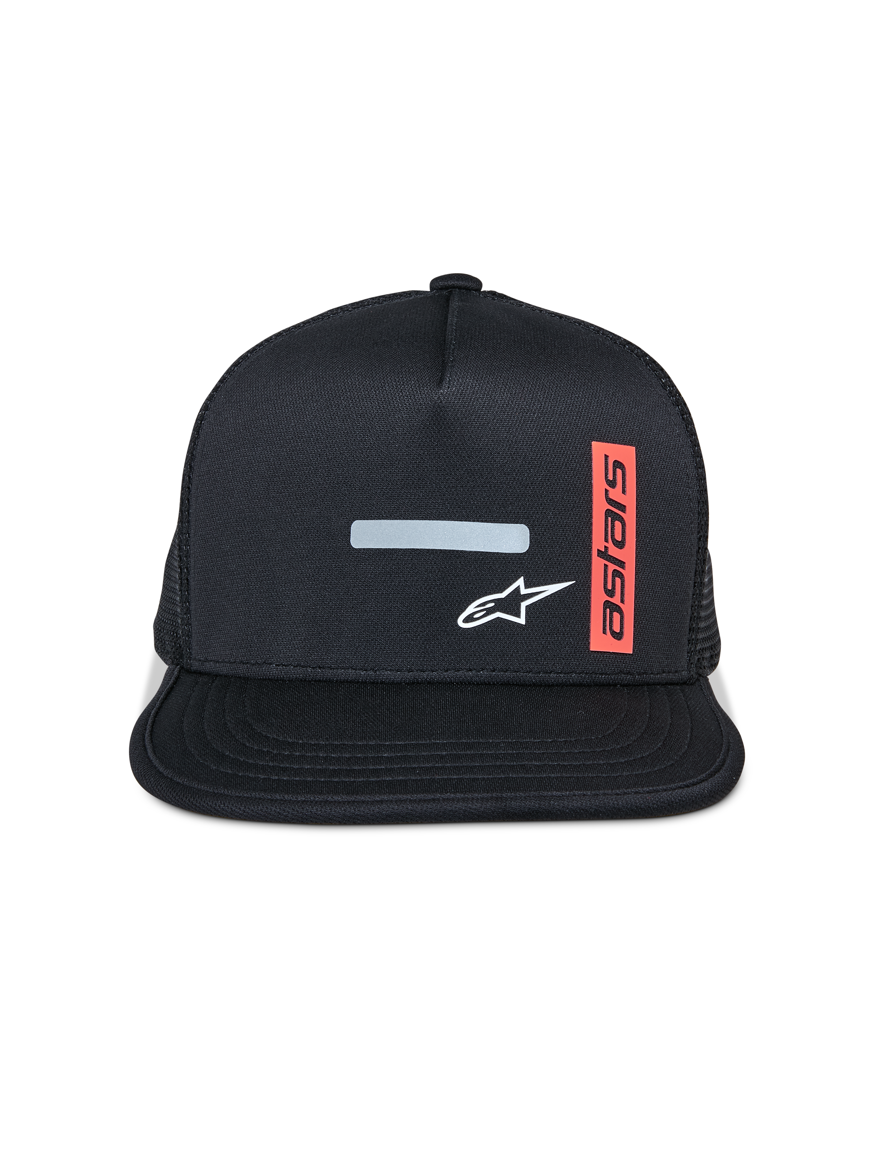 Alpinestars Alter Trucker pet, cap met platte klep, zwart met mesh achterkant, reflecterende balk en wit sterlogo aan de voorkant, verticaal rood label met Astars-tekst, casual motorsport kleding