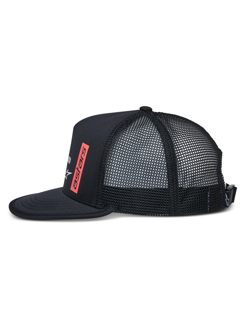 Alpinestars Alter Trucker pet, zijaanzicht, zwart, platte klep met afgeboorde rand, gestructureerde kroon met mesh achterkant, rode verticale astars-logoprint, verstelbare gespsluiting, casual sportpet