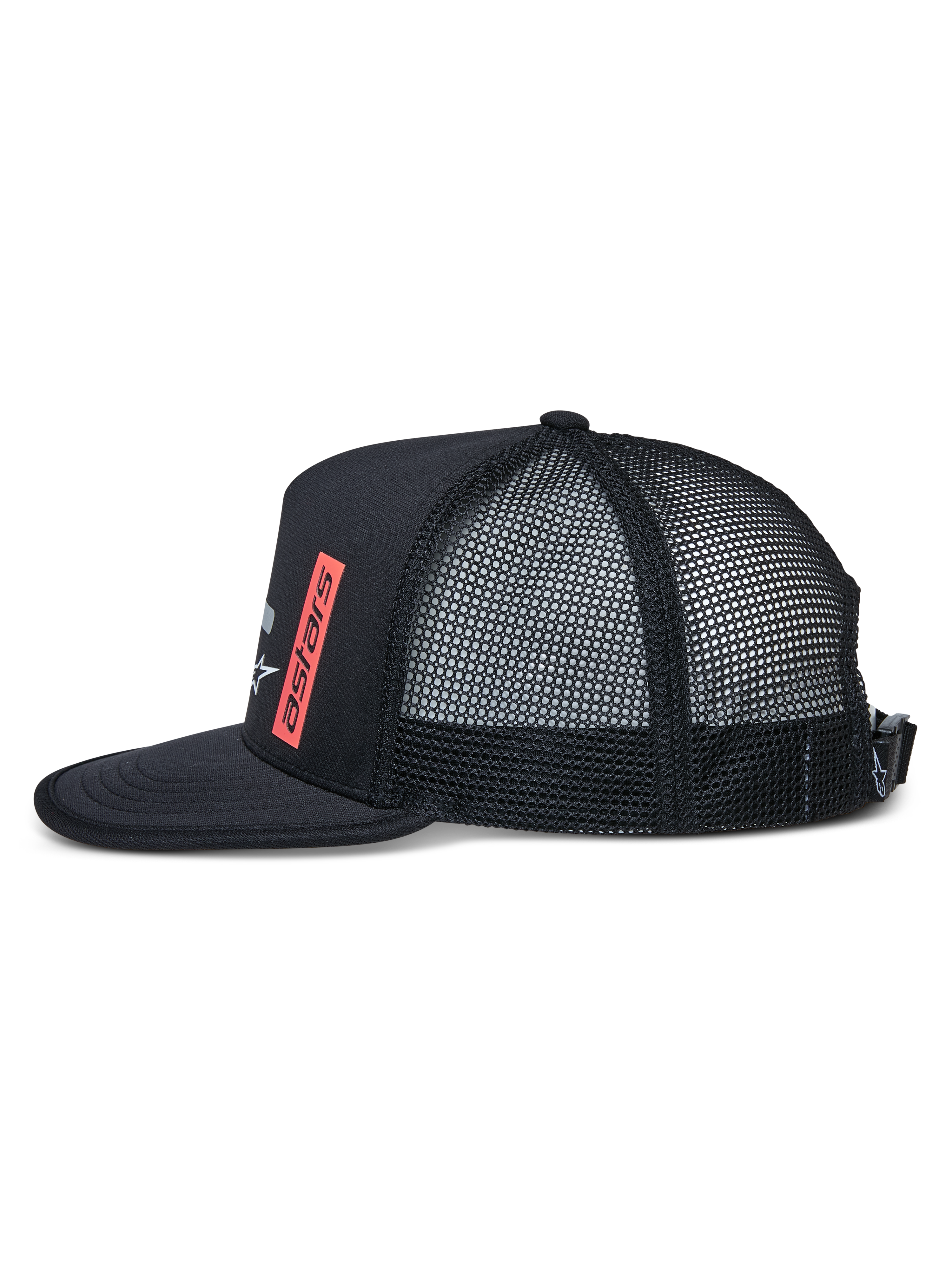Alpinestars Alter Trucker pet, zijaanzicht, zwart, platte klep met afgeboorde rand, gestructureerde kroon met mesh achterkant, rode verticale astars-logoprint, verstelbare gespsluiting, casual sportpet