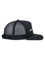 Alpinestars Alter Trucker pet, zwart, zijaanzicht, gestructureerde kroon en platte klep, achterkant van gerecycled polyester mesh, verstelbare gespsluiting, casual sportkleding