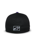 Alpinestars Franchise pet, achteraanzicht van een zwarte baseballcap, paarse knop bovenop, klein wit geborduurd Astars-logo op de achterkant, flex-back ontwerp, casual door motorsport geïnspireerde streetwear