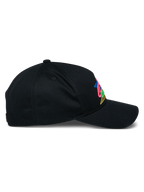 Alpinestars Vivid pet, zwarte baseballcap, zijaanzicht met gebogen klep en semi-gestructureerde kroon, kleurrijk 3D geborduurd logo op de voorkant, casual katoenen keperstof streetwear
