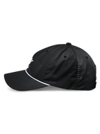 Casquette Alpinestars Tyler, casquette de baseball snapback noire, vue de profil, avec visière courbée et garniture en corde tressée blanche, couronne basse non structurée, fabriquée en sergé recyclé, design décontracté inspiré du motorsport