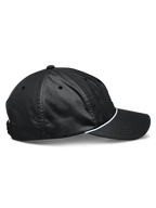 Casquette Tyler Alpinestars, casquette snapback noire vue de profil, visière courbée, garniture en corde tressée blanche, couronne basse non structurée, sergé de polyester recyclé, sportswear décontracté