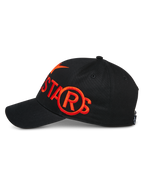 Alpinestars Committed pet, zwarte snapback baseballpet, zijaanzicht met groot oranje plat geborduurd logo, gestructureerde kroon met gebogen klep, casual motorsport lifestyle-headwear