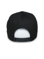 Alpinestars Committed pet, zwarte snapback pet, achteraanzicht met verstelbare snapback-sluiting en klein geweven label, gestructureerde kroon, casual motorsport-geïnspireerde pet
