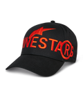 Alpinestars Committed pet, zwarte baseballcap, groot rood geborduurd logo en stersymbool, gebogen klep, gestructureerde kroon, casual sportswear lifestyle pet