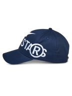 Alpinestars Committed pet, marineblauwe snapback, zijaanzicht met groot wit geborduurd logo, gebogen klep en gestructureerde kroon, casual sportkleding