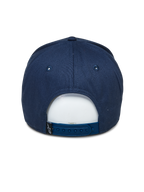 Alpinestars Committed pet, marineblauw, snapback baseballpet, achteraanzicht, voorzien van verstelbare plastic sluiting en klein zwart logolabel, casual motorsport-geïnspireerde hoofdbedekking