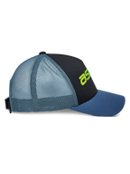 Alpinestars Vital Trucker pet, zijaanzicht, zwart voorpaneel met blauwe gebogen klep en lichtblauwe mesh achterzijde, limoengroen logo-detail, gestructureerde kroon, casual motorsport-geïnspireerde hoofdbedekking