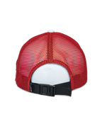 Alpinestars Vital Trucker pet, achteraanzicht, White Maroon Orange, met rode mesh panelen en een zwarte verstelbare gespsluiting aan de achterzijde, casual sportswear hoofdbedekking