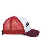 Alpinestars Vital Trucker Pet, casual truckerpet, wit bordeauxrood oranje, zijprofielaanzicht met een gebogen klep en mesh achterkant, verstelbare gespsluiting, gestructureerde kroon met zwart logo