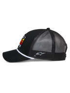 Alpinestars Selica Trucker pet, zwart, zijprofiel met gebogen klep en mesh achterzijde, witte gevlochten koordafwerking aan de basis van de kroon, wit geborduurd logo aan de zijkant, casual motorsport-geïnspireerde pet