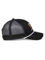 Alpinestars Selica Trucker pet, zwarte trucker pet, zijaanzicht met zwarte mesh panelen, witte gevlochten koordafwerking, kleurrijk geborduurd patch-logo, gebogen klep, casual motorsport pet