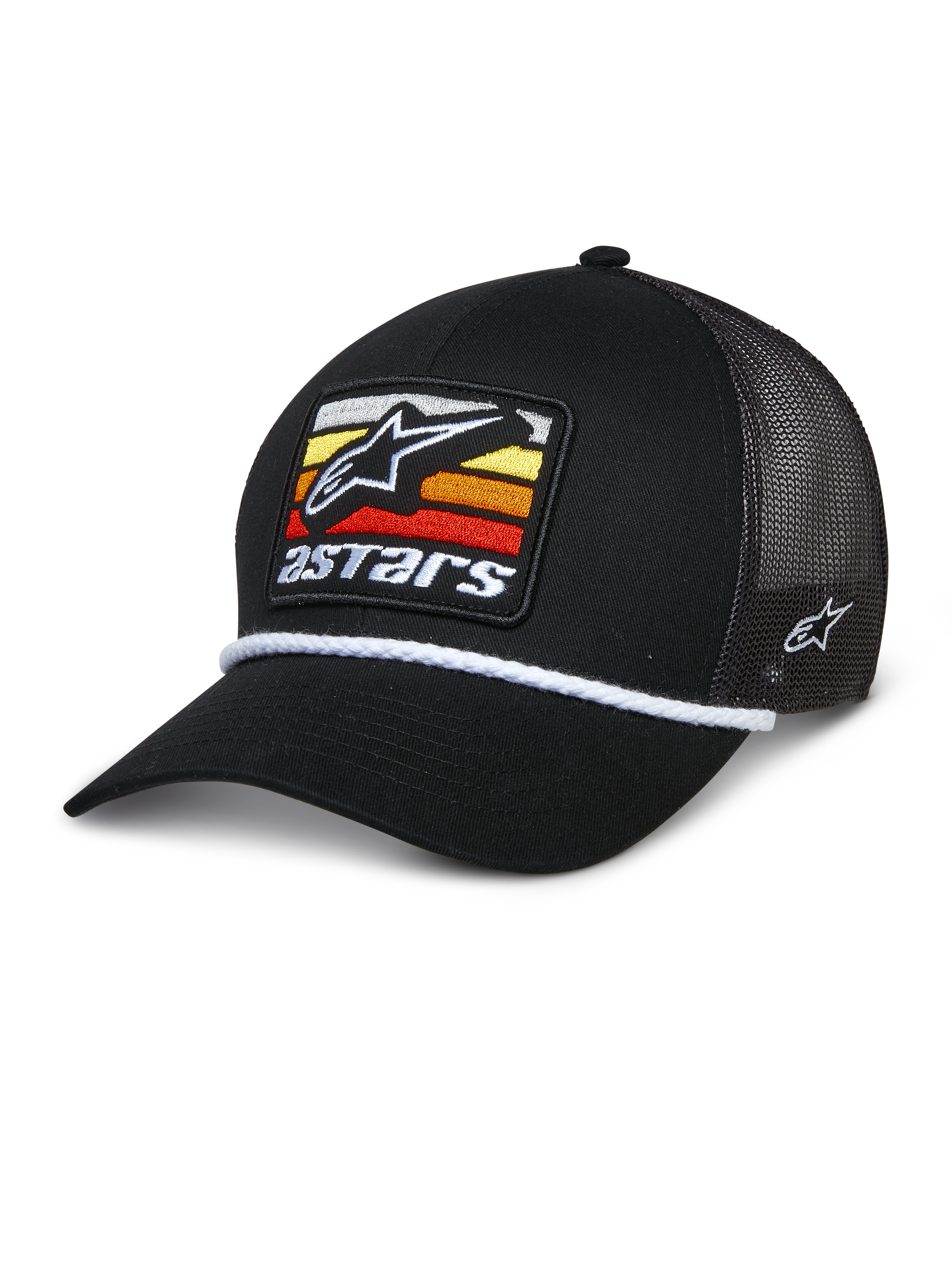 Alpinestars Selica Trucker Hat, zwarte pet met mesh achterkant en een gebogen klep, voorzien van een patch op de voorkant met gele, oranje en rode horizontale strepen, wit gevlochten koorddetail en borduursel aan de zijkant, casual motorsport-geïnspireerde hoofdbedekking