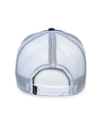 Alpinestars Selica Trucker pet, achteraanzicht, marineblauw en wit, witte mesh panelen en verstelbare snapback-sluiting, klein zwart label met logo, casual motorsport hoofdbedekking