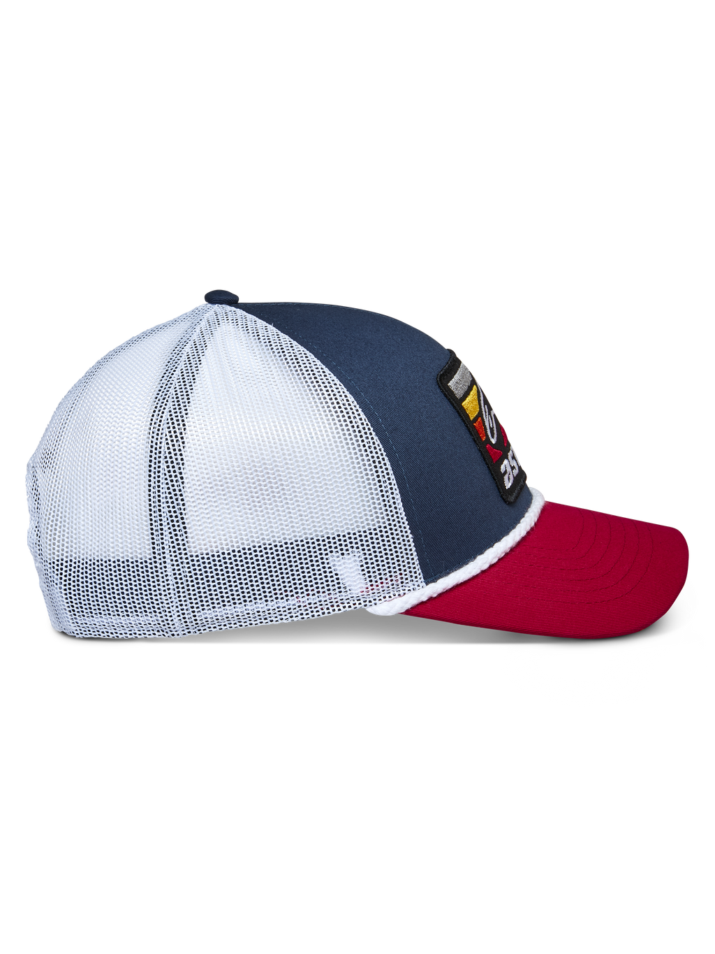 Alpinestars Selica Trucker Pet, donkerblauw, rood en wit, zijaanzicht met donkerblauwe kroon, rode gebogen klep en witte mesh achterpanelen, gevlochten koordafwerking, casual motorsport lifestyle pet