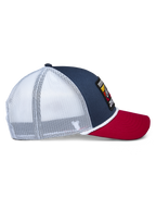 Alpinestars Selica Trucker Pet, donkerblauw, rood en wit, zijaanzicht met donkerblauwe kroon, rode gebogen klep en witte mesh achterpanelen, gevlochten koordafwerking, casual motorsport lifestyle pet