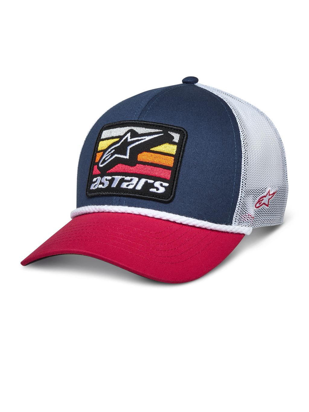 Alpinestars Selica Trucker Hat, donkerblauwe en rode snapback pet met witte mesh achterzijde, geborduurde patch op de voorkant met het sterlogo en kleurrijke strepen, witte gevlochten koordafwerking, casual motorsport-geïnspireerde streetwear