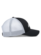 Alpinestars Terolithic Trucker pet, zijaanzicht, zwart voorpaneel met gebogen klep, witte mesh achterpanelen, gestructureerde lage kroon, klassieke trucker-stijl pet