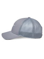 Alpinestars Terolithic Trucker pet, grijs, truckerpet met mesh achterzijde en gebogen klep, zijaanzicht, gestructureerde lage kroon met logo-detail op de voorzijde, casual op motorsport geïnspireerde hoofdbedekking