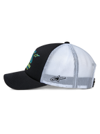 Alpinestars Ayess Trucker Pet, zijaanzicht, zwarte voorzijde en gebogen klep met witte mesh achterzijde, kleurrijke graphics op de voorkant en sterborduurwerk aan de zijkant, casual op motorsport geïnspireerde pet