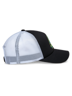 Alpinestars Ayess Trucker Pet, zijaanzicht, zwarte foam kroon en gebogen klep met witte mesh panelen aan de achterkant, logo-opdruk aan de voorzijde, casual motorsport-geïnspireerde snapback