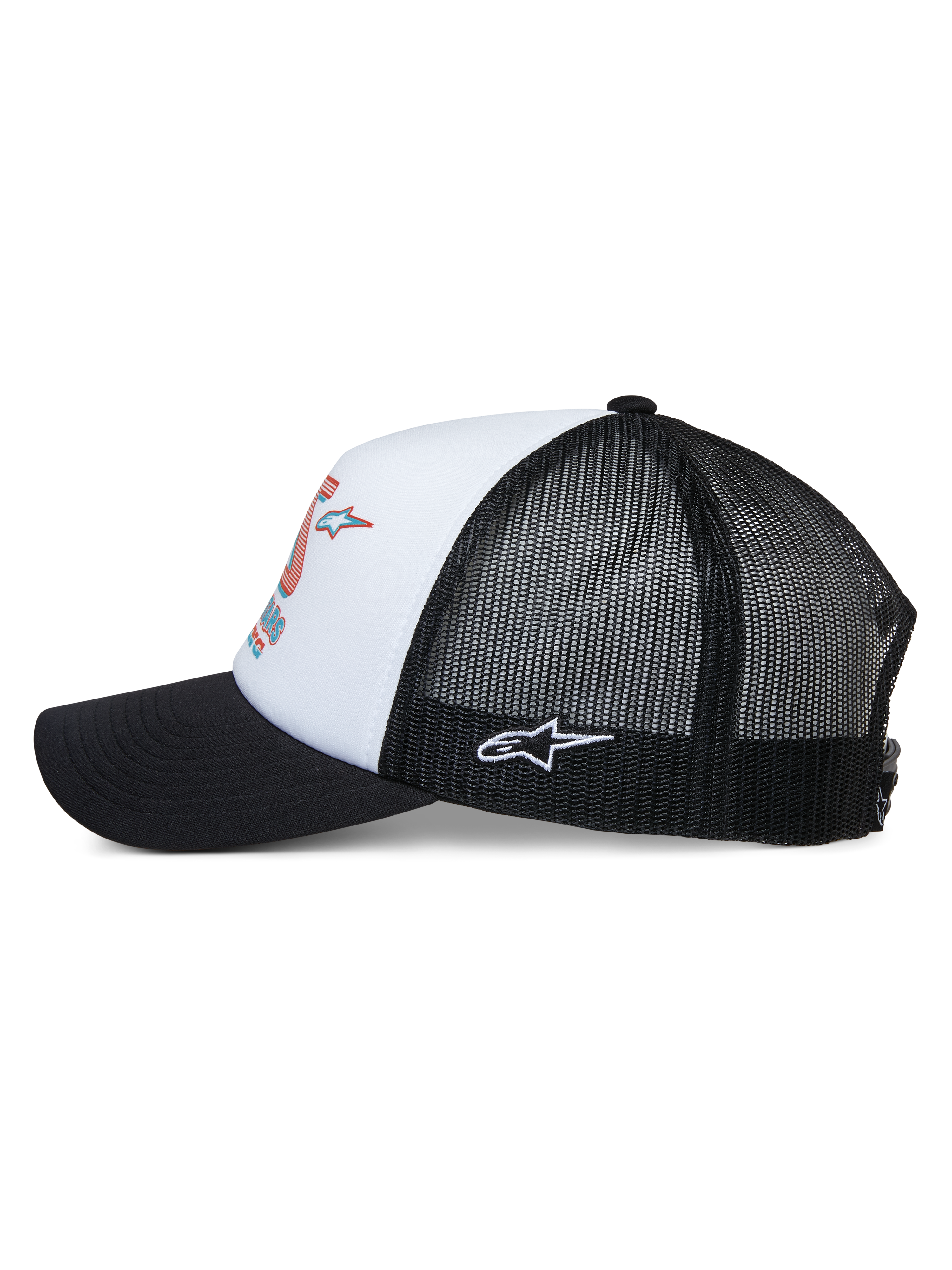 Alpinestars Ayess Trucker pet, zijaanzicht, witte schuimkroon met kleurrijke raceprint, zwarte gebogen klep, zwarte mesh achterpanelen met wit geborduurd Astar-logo aan de zijkant, casual motorsport-geïnspireerde hoofdbedekking