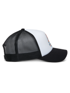 Alpinestars Ayess Trucker Pet, wit en zwart, zijaanzicht met een gebogen zwarte klep, witte foam kroon met logoprint voorop en ademende zwarte mesh achterkant, casual motorsport hoofdbedekking
