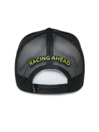 Alpinestars Exceed Trucker Hat, zwarte truckerpet, achteraanzicht met mesh panelen en snapback-sluiting, limegroen 'RACING AHEAD' borduursel, casual motorsport-geïnspireerde hoofdbedekking