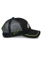 Alpinestars Exceed Trucker pet, zijaanzicht, zwart met limoengroene accenten, mesh achterpanelen, gebogen klep met limoengroene sutache afwerking, geborduurd logo aan de zijkant, casual motorsport hoofdbedekking