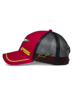 Alpinestars Exceed Trucker pet, rood en zwart zijaanzicht, gebogen klep met gele bies, zwarte mesh achterpanelen, geel geborduurd AS- en sterlogo, casual motorsport-geïnspireerde pet