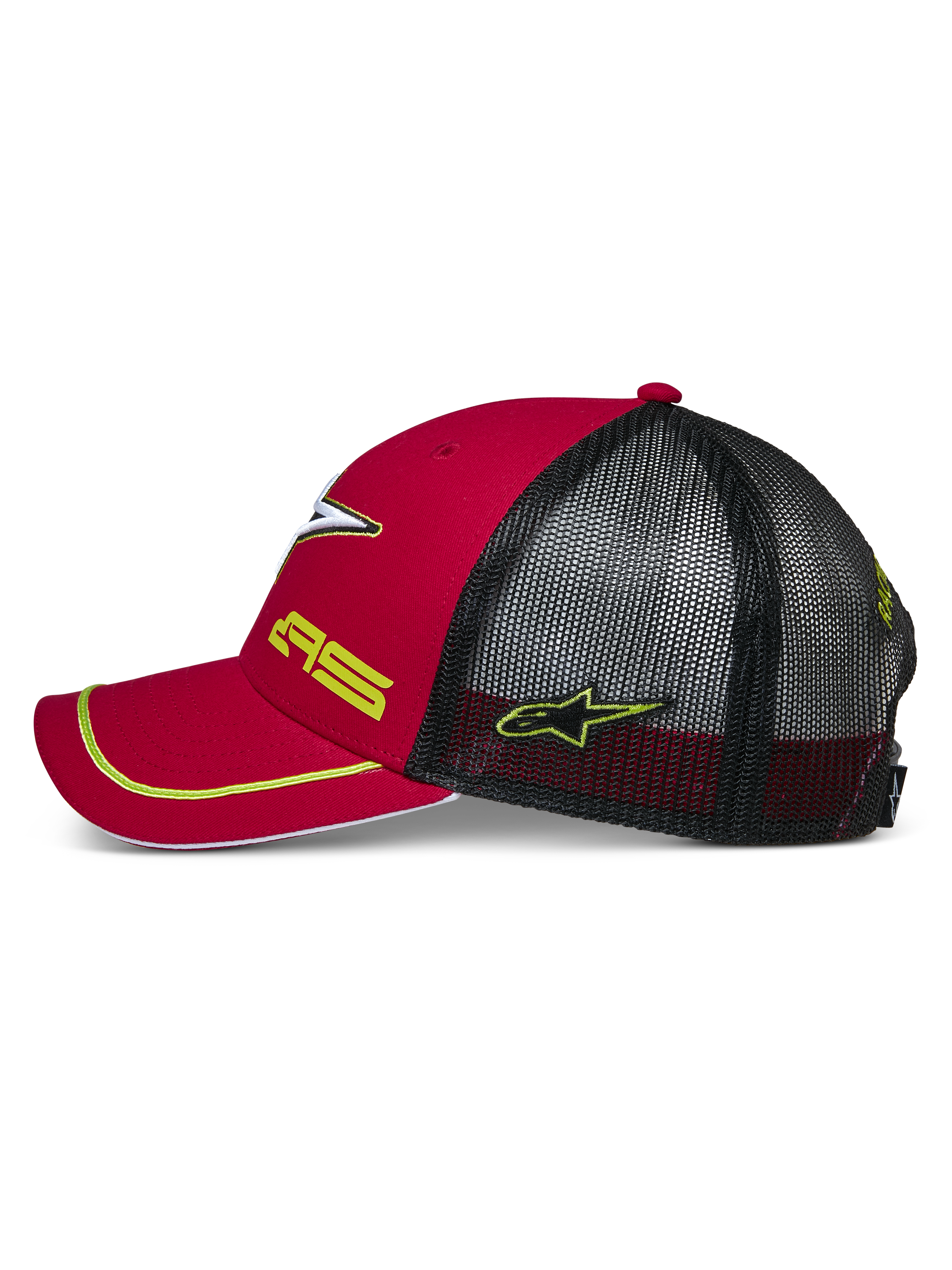 Alpinestars Exceed Trucker pet, rood en zwart zijaanzicht, gebogen klep met gele bies, zwarte mesh achterpanelen, geel geborduurd AS- en sterlogo, casual motorsport-geïnspireerde pet