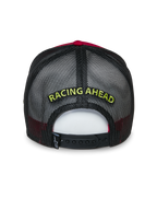 Alpinestars Exceed Trucker pet, achteraanzicht, rood en zwart, met geel "RACING AHEAD" borduursel op zwart mesh, verstelbare snapback-sluiting, casual sportieve pet