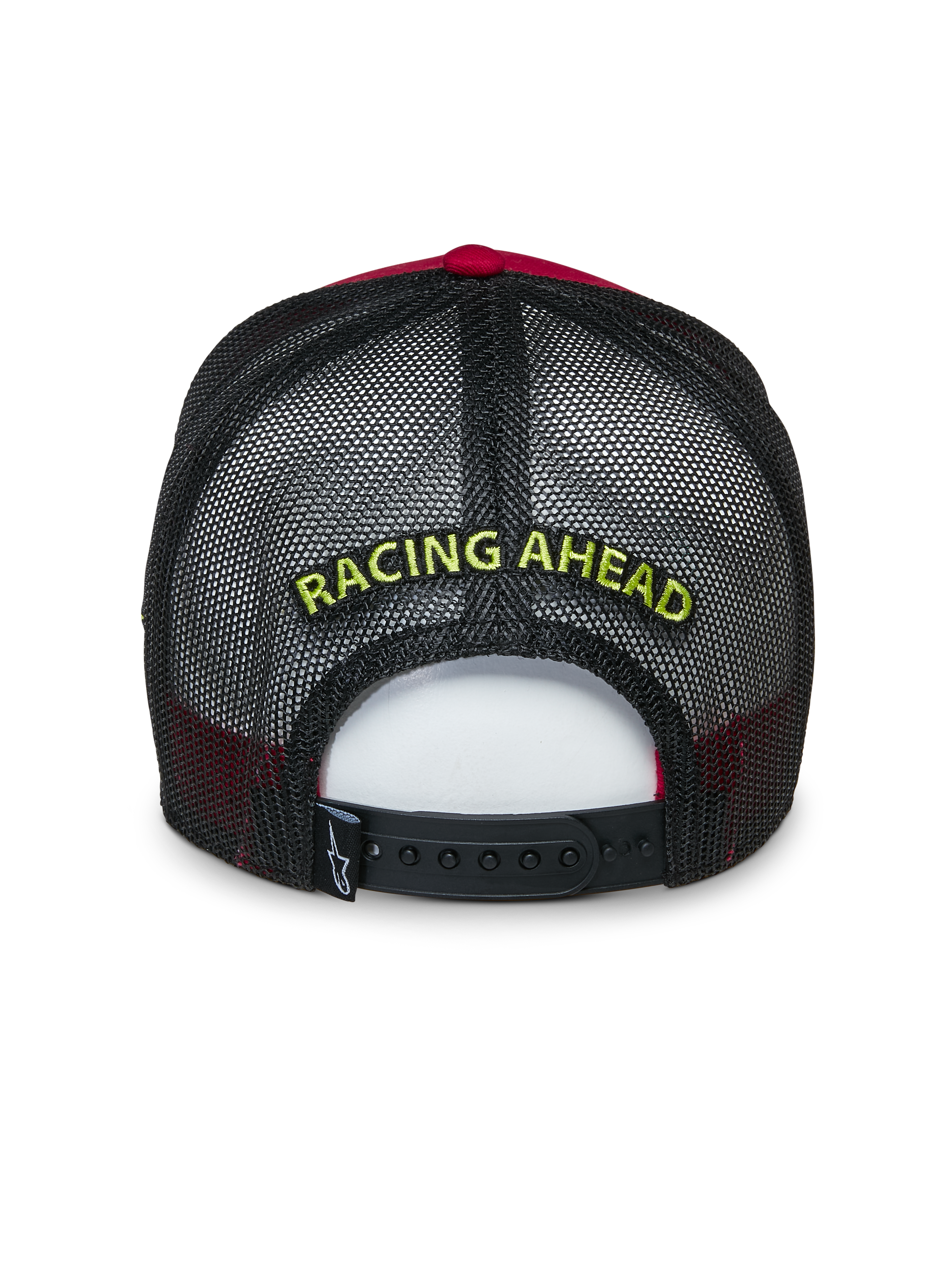 Alpinestars Exceed Trucker pet, achteraanzicht, rood en zwart, met geel "RACING AHEAD" borduursel op zwart mesh, verstelbare snapback-sluiting, casual sportieve pet