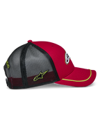 Alpinestars Exceed Trucker pet, rood en zwart met neongele accenten, met een gebogen klep voorzien van neongele sutache-afwerking, rode gestructureerde kroon en zwarte mesh achterkant met geborduurd logo aan de zijkant, casual motorsportstijl