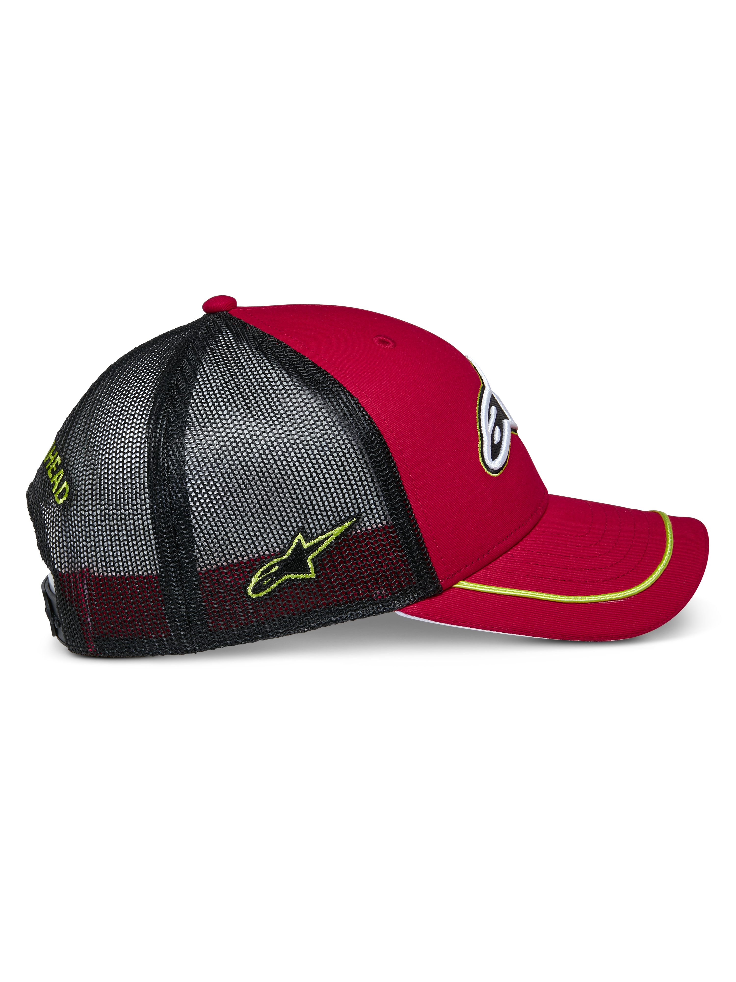 Alpinestars Exceed Trucker pet, rood en zwart met neongele accenten, met een gebogen klep voorzien van neongele sutache-afwerking, rode gestructureerde kroon en zwarte mesh achterkant met geborduurd logo aan de zijkant, casual motorsportstijl