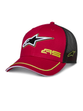 Alpinestars Exceed Trucker Hat, rood en zwart, baseballcap met mesh achterkant, voorzien van 3D-sterlogo, gele AS-branding en gele accentbies op de gebogen klep.