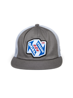 Alpinestars That Way Trucker Pet, grijs en wit, gestructureerde kroon met platte klep en witte mesh achterkant, voorzien van een grote patch op de voorzijde met 'One Goal One Vision' graphic, casual motorsport streetwear