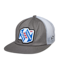 Alpinestars That Way Trucker Hat, grijze en witte snapback pet met mesh achterkant, blauwe en witte grafische patch met 'ONE GOAL VISION' in rood en wit, platte klep, klein sterlogo op het mesh, casual motorsportstijl