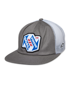 Alpinestars That Way Trucker Hat, grijze en witte snapback pet met mesh achterkant, blauwe en witte grafische patch met 'ONE GOAL VISION' in rood en wit, platte klep, klein sterlogo op het mesh, casual motorsportstijl