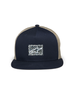 Alpinestars Mackinic Trucker pet, marineblauw en kaki, truckerpet met platte klep, gestructureerd marineblauw voorpaneel met een gespikkelde rechthoekige gerecyclede logopatch, kaki mesh achterkant, casual motorsport-geïnspireerde hoofdbedekking