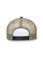 Alpinestars Mackinic Trucker Hat, trucker pet, marineblauw en khaki, achteraanzicht met beige mesh-panelen en een zwarte verstelbare snapback-sluiting, casual lifestyle hoofdbedekking