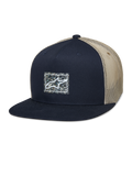 Alpinestars Mackinic Trucker Hat, snapback cap met platte klep, marineblauw en khaki mesh, voorzien van een vierkante logopatch met gespikkelde achtergrond, casual lifestyle pet