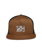 Alpinestars Mackinic Trucker pet, bruin en zwart, platte klep met gestructureerde kroon, voorzien van een TPU-logo van gerecycled papier op de voorzijde, zwarte mesh achterkant, casual sportkledingaccessoire